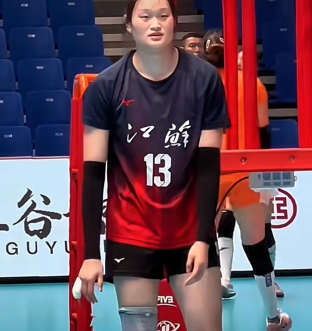 16岁小将把职业队打崩了！教练当场暴跳如雷！U21女排赛场杀出个“小姚明”！