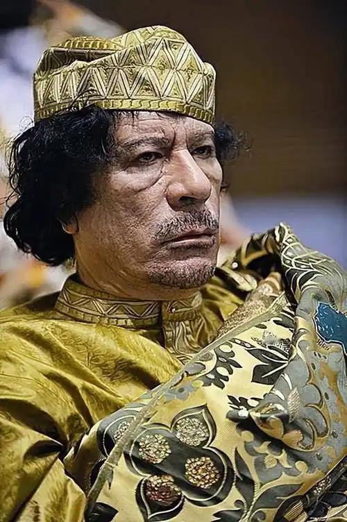 大家发现没有，无论萨达姆、卡扎菲、还是阿萨德，他们都把反美当遮羞布，国内民生烂了