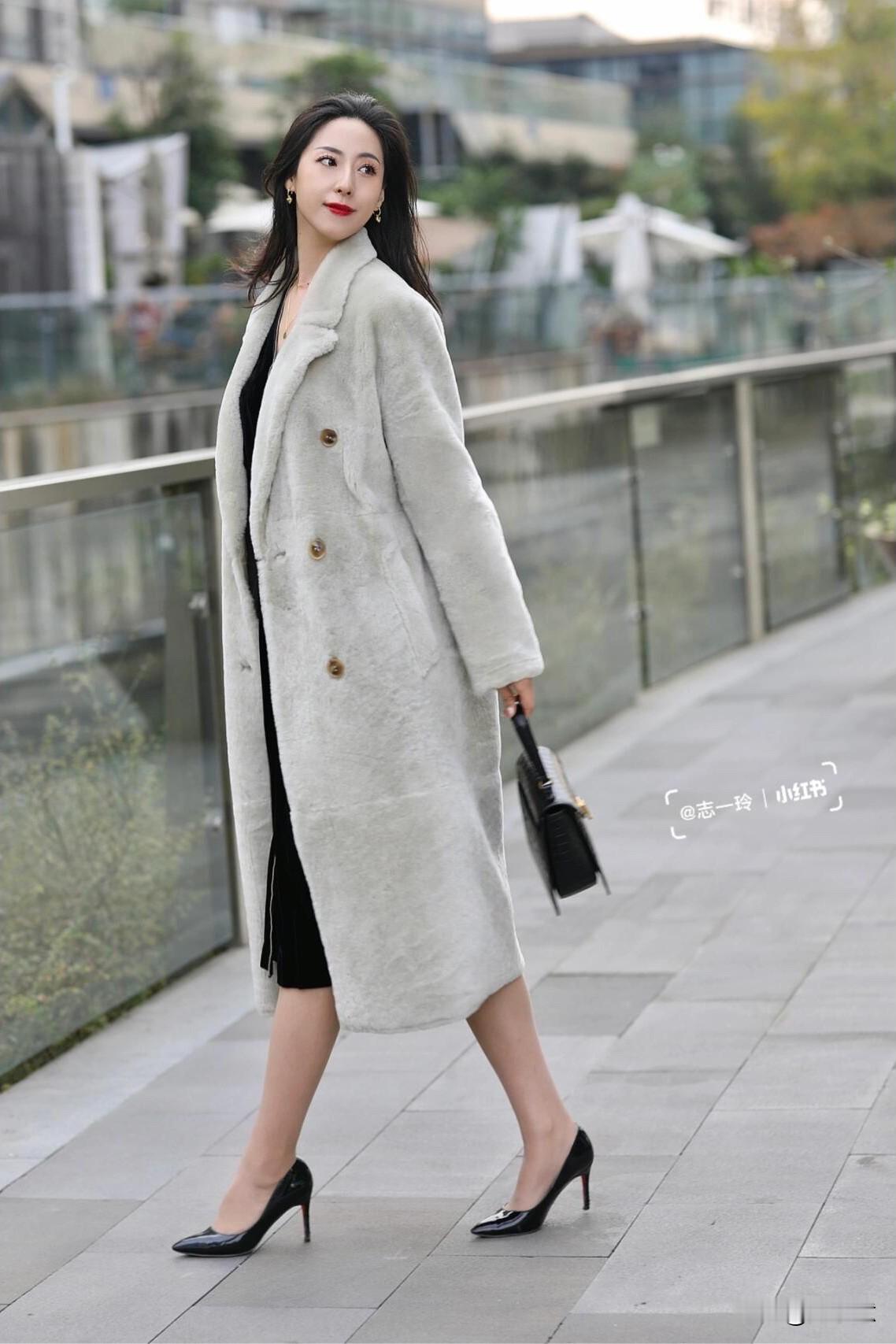 冬天，每个女人都无法拒绝毛绒绒的皮草今天穿的超细皮毛一体中长款大衣触感柔软轻