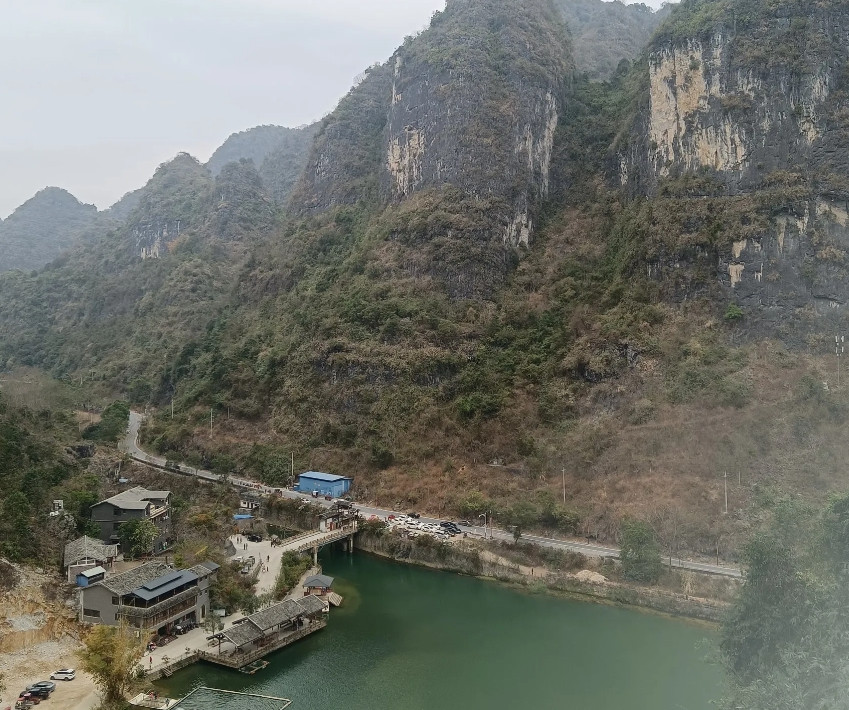 退休后在城里工作的人能回老家建房吗？我村有两兄弟就因老祖宅基地闹僵了。哥哥在城里