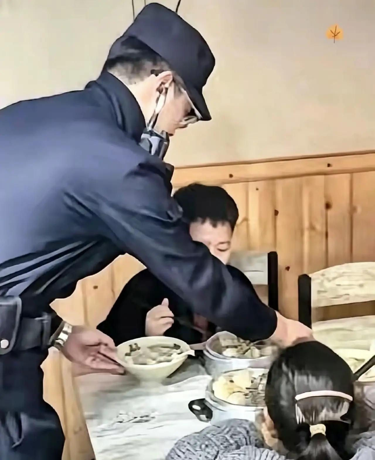 9岁男孩饿到报警，没人指责他的爸爸，反而暖哭了全网浙江杭州富阳，一个9岁哥哥