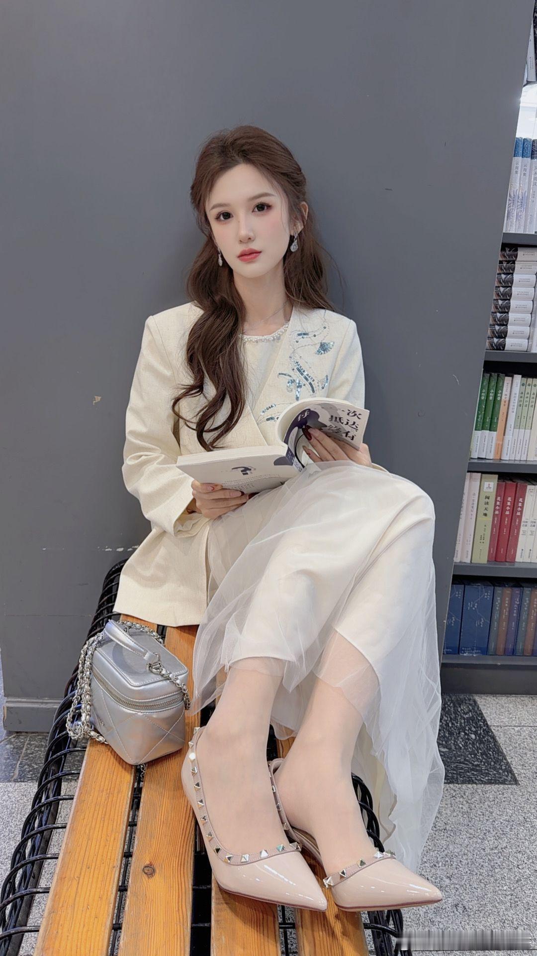 图书馆里的丝袜少女~