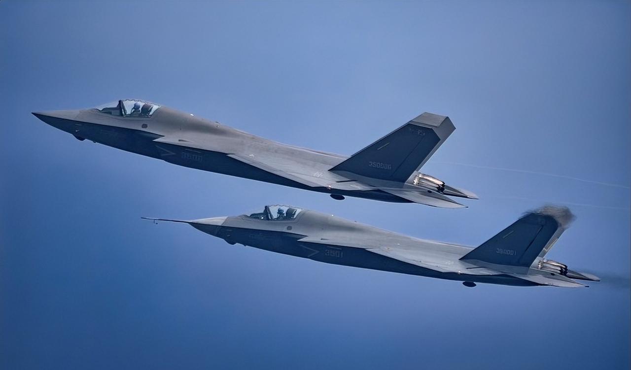 J-35尾喷有亮点！2架参阅的J-35，一看就是原型机。作为飞机界的新领军机物。