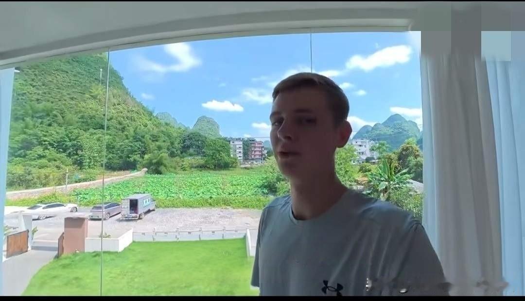 记住这张丑陋的嘴脸吧，外国骗子是人畜无害的吗？凭一碗20块钱的麻辣烫，就