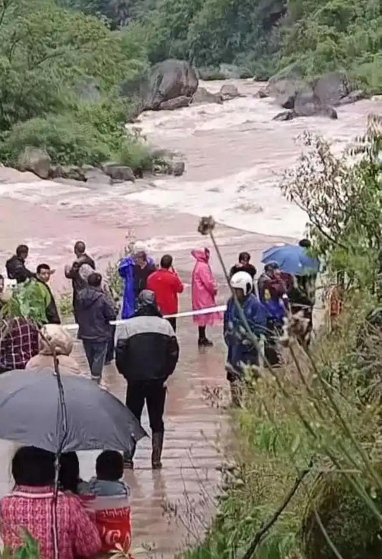 放学路上天人永隔，四川屏山父子三人坠溪身亡核心摘要：4月28日傍晚，四川宜宾