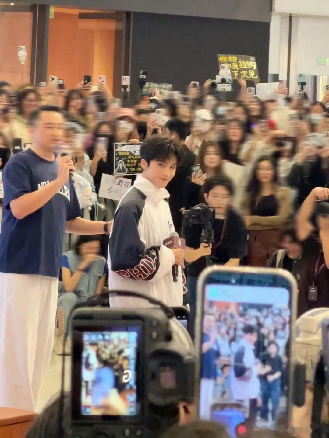 闫桉线下人气闫桉单边耳钉造型沉浸式感受闫桉的顶流线下人气，活动现场氛围感十足。独