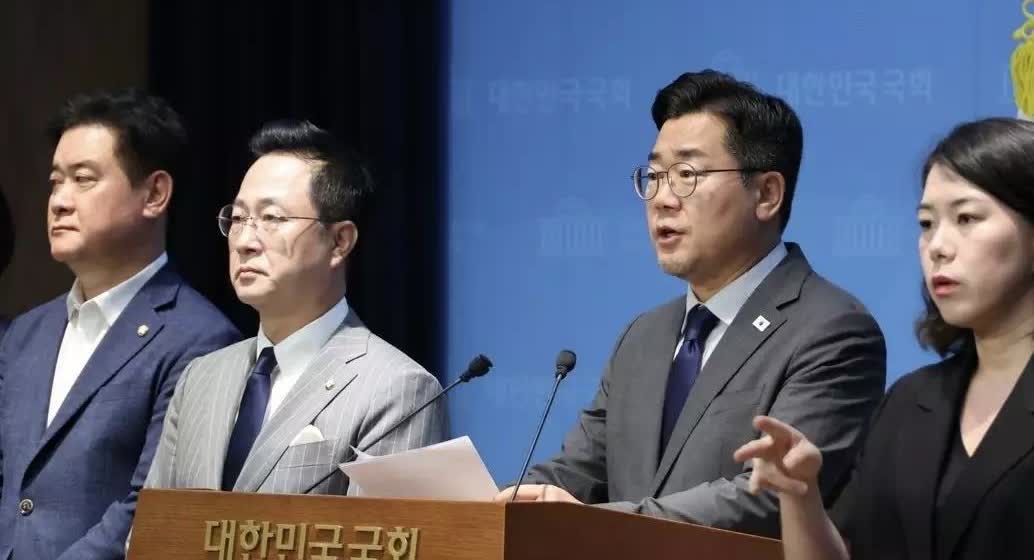 25日韩国共同民主党党首候选人朴赞大议员提交决议案，要求开除曾阻挠对前总统尹锡悦