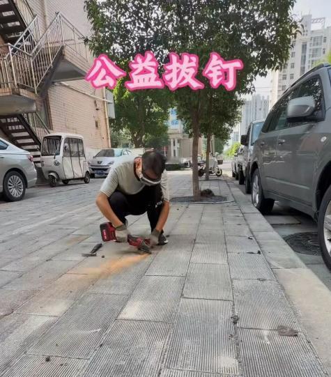 离谱又寒心！8月31日南方都市报报道，河南新乡，有博主自掏腰包做公益，专门清理路