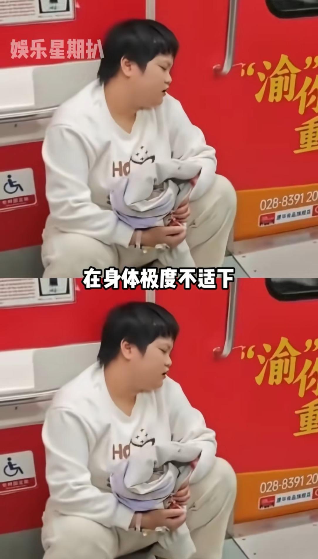 这个突然吐血的女孩叫胡心瑶，在地铁上，她看见自己吐血没有喊人没有求助，而是默默地