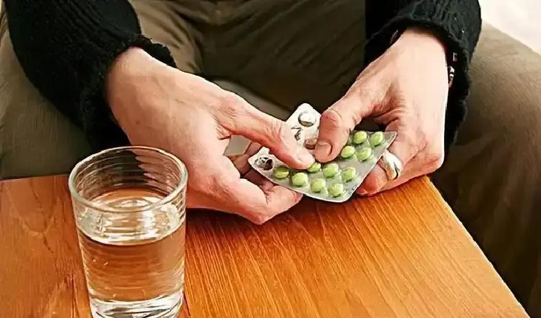 冠心病患者超1100万，每年半数心血管死亡由此酿成，服药稳控还是急放支架，十年寿