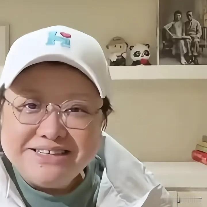 终于有人为韩红发声了自为冯小刚走个面以来，她无论做啥都备受质疑。特别是这次向和