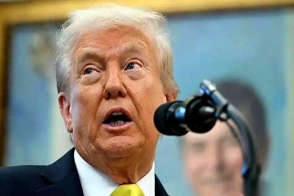 36万亿美债这颗雷，到底谁来背？特朗普心里门儿清，盯着中国这块“肥肉”就没松过口