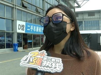 有个女的看中辆二手车，跟车主谈好32万。交了8000块定金后，她去喝水，无意间听