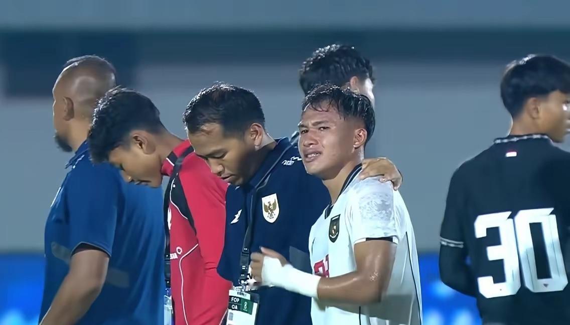 印尼U17队赛后哭成泪人，太惨了，真的不忍心啊！中国U17国少也是豪不手下留情啊