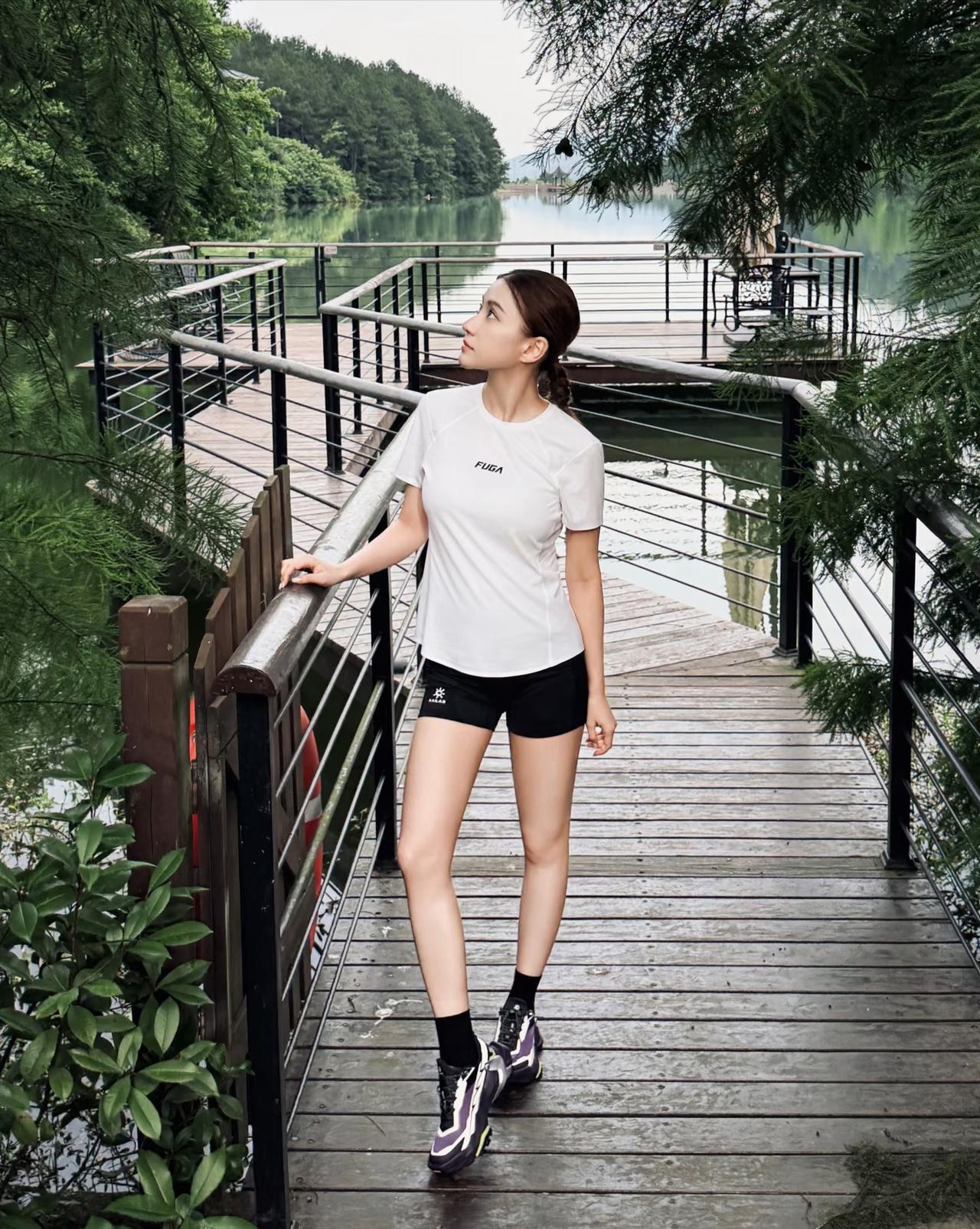何超莲晒出一组生活照，先是一身运动装，看起来活力满满，再是一组小香风裙子，