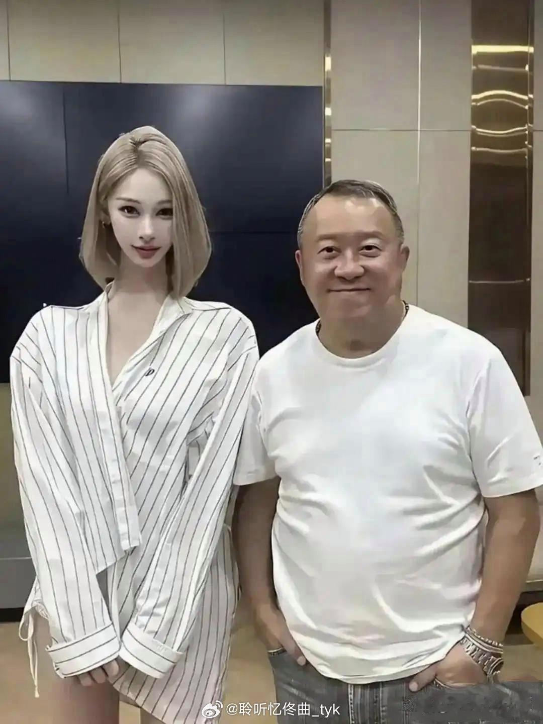 这事把曾志伟愁坏了。他拿不定主意。到底躲不躲啊？​