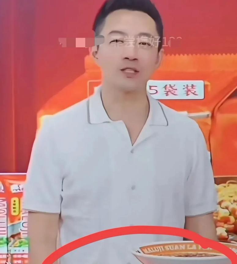 小汪总太搞笑了，他肯定是经常在家里陪孩子看动画片吧，居然在直播中唱起了蓝精灵的歌