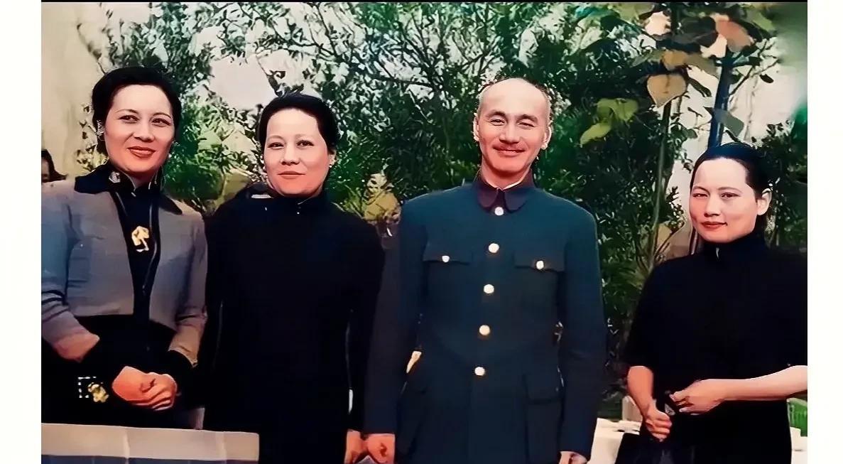上世纪40年代，重庆，蒋中正夫妇与大姐宋霭龄、二姐宋庆龄的合影老照片