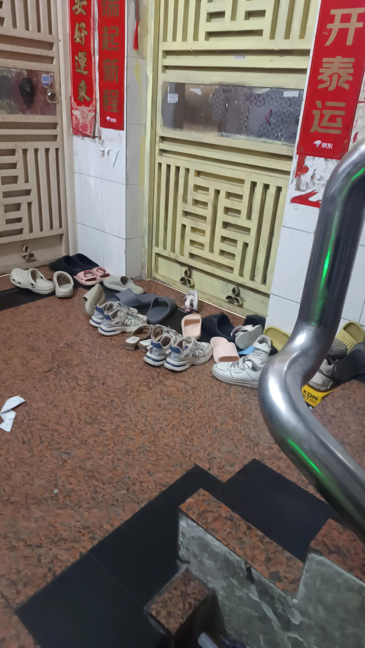 深圳城中村出租屋，二房一厅，住了7个人，2个大人，5个小孩，，，，太拥挤了，搞