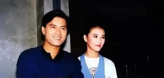 1990年，吕良伟父亲大骂：“你老婆周海媚天天睡到12点，这么懒的女人，也不伺候