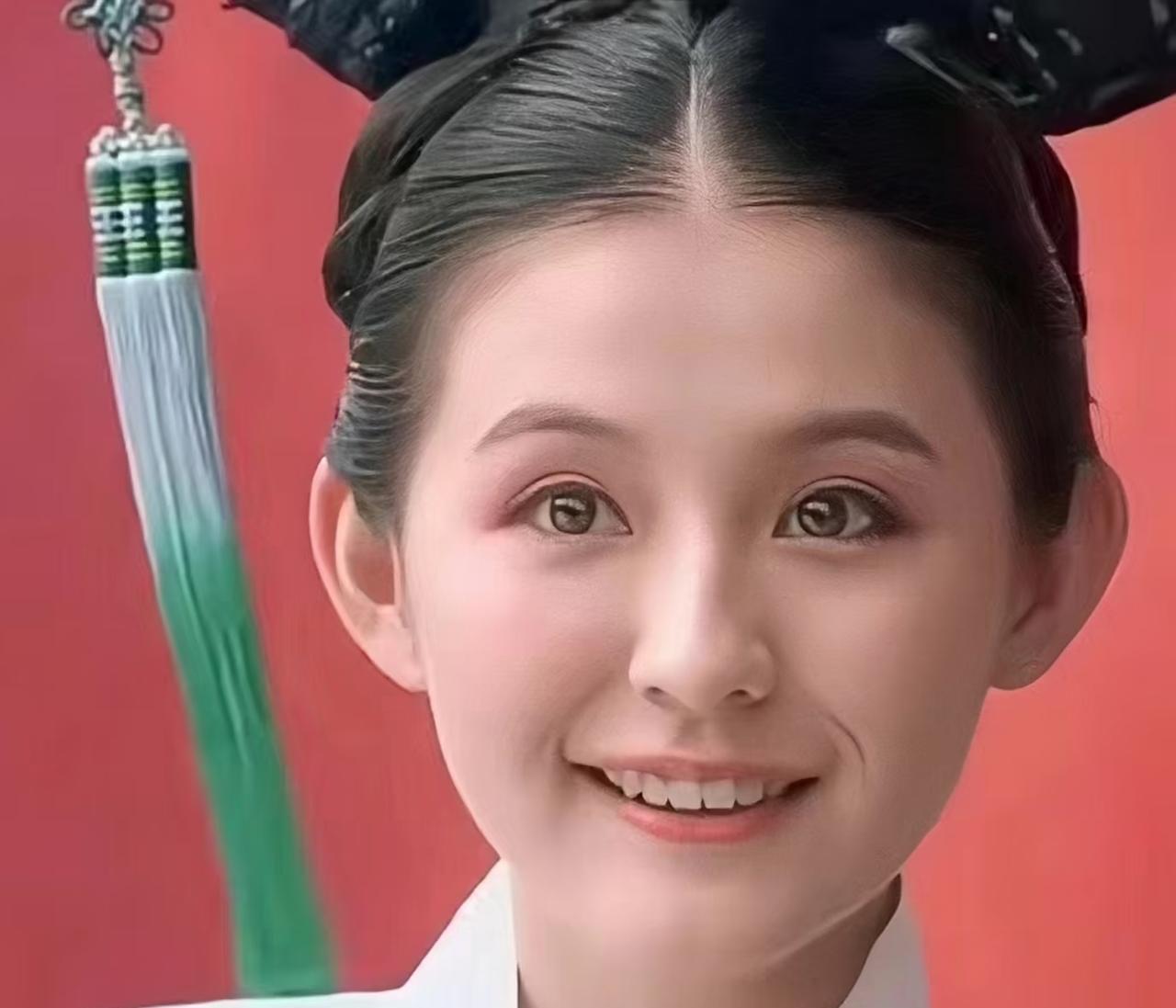 重看《甄嬛传》才惊觉，叶澜依的桀骜，不过是权力的一个玩物。玉娆敢当着皇上的面甩