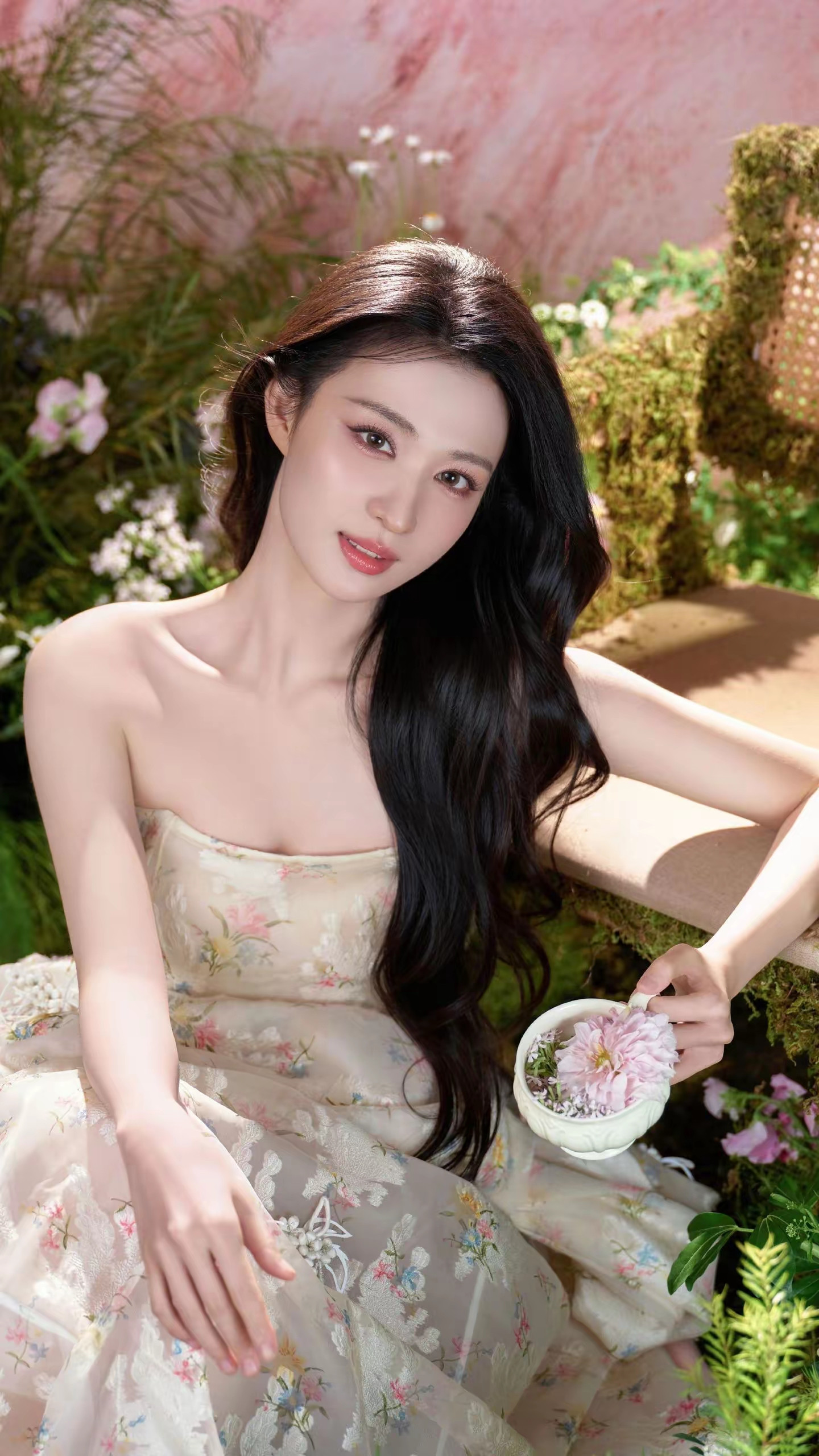 顶流女星王楚然是一位非常著名，年轻漂亮，长相出众，身材脸蛋都好看，演技优秀的演员！她凭借着自己的努力