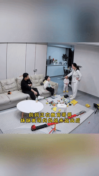太暖了！妈妈拿着棍子厉声批评哥哥，妹妹见妈妈越来越凶，伸手去拿妈妈手里的棍子却差