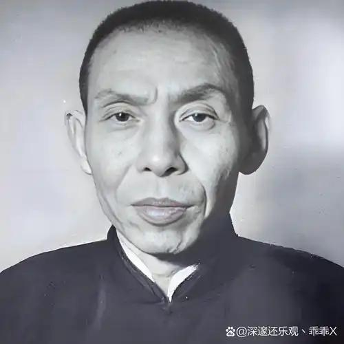 1991年，杜月笙的儿子来到北京，想要收回父亲当年购置的四合院，然而，所有住户都
