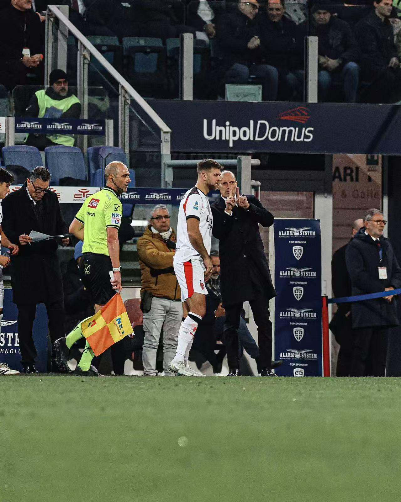 9号，这个号码对大菲尔有点沉重！9号在米兰是一个特殊的号码，上个世纪范巴斯滕和