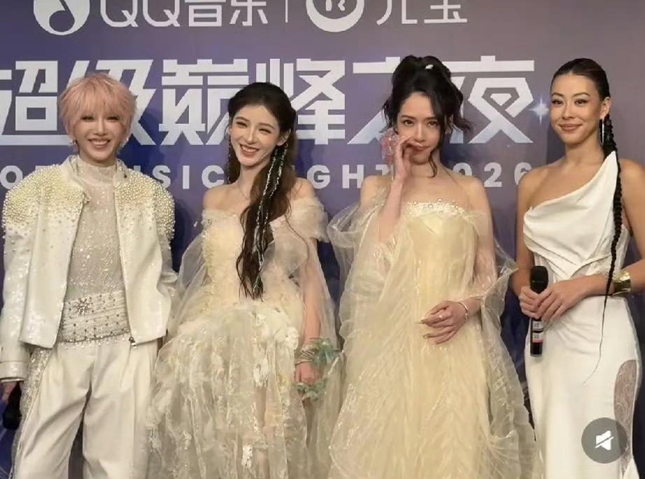 郭碧婷这次活动造型真的美到我了！42岁的状态，皮肤又白又嫩，整个人透着少女感，抹