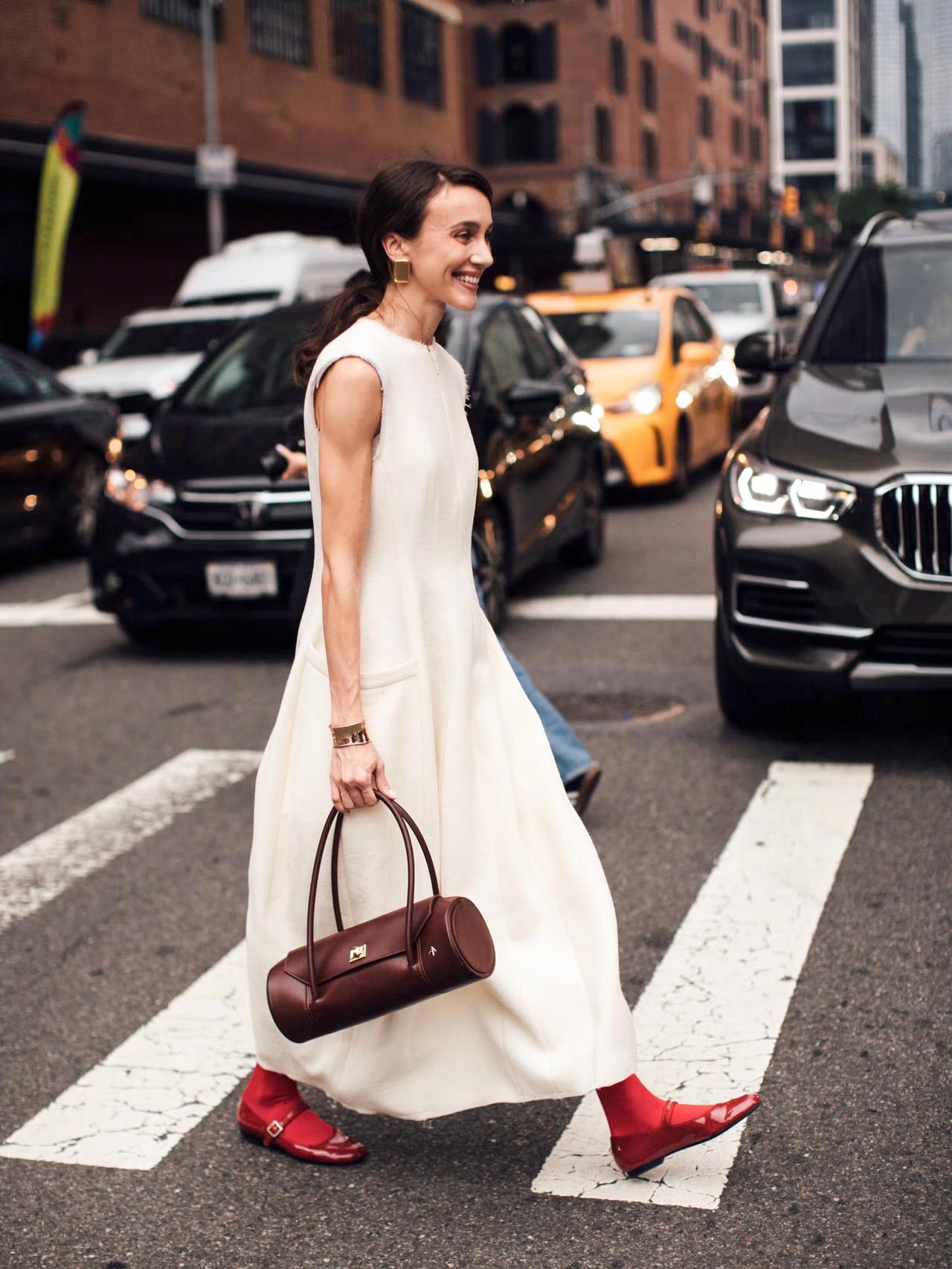 被这样的松弛感穿搭圈粉了！用一抹亮眼的红点亮全身，打破沉闷的黑白大地色系，瞬间