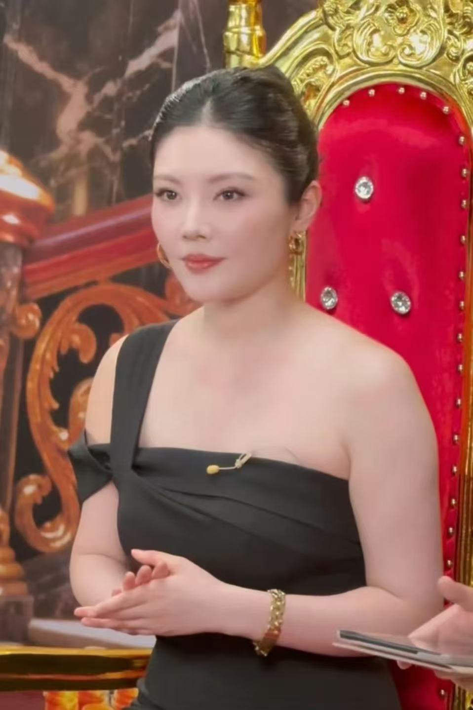 徐冬冬明艳黄吊带泳装徐冬冬穿泳装的身材徐冬冬黄色吊带泳装造型太亮眼！搭配同色系发