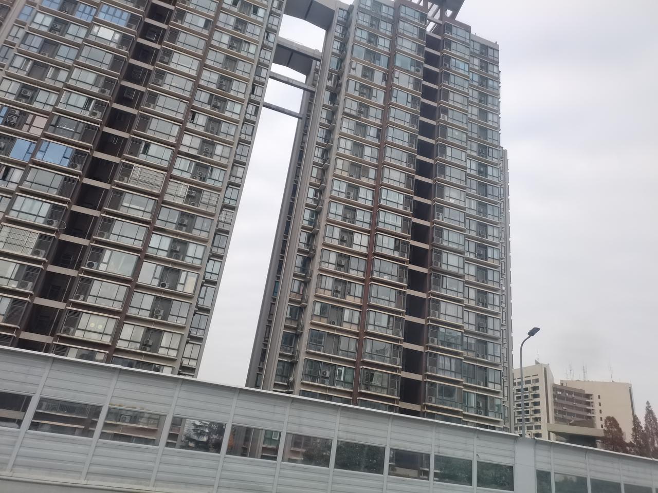 世上最厉害的男人也守不住女人的，凯撒，拿破仑他们厉害吧？照样也守不住女人，也许在