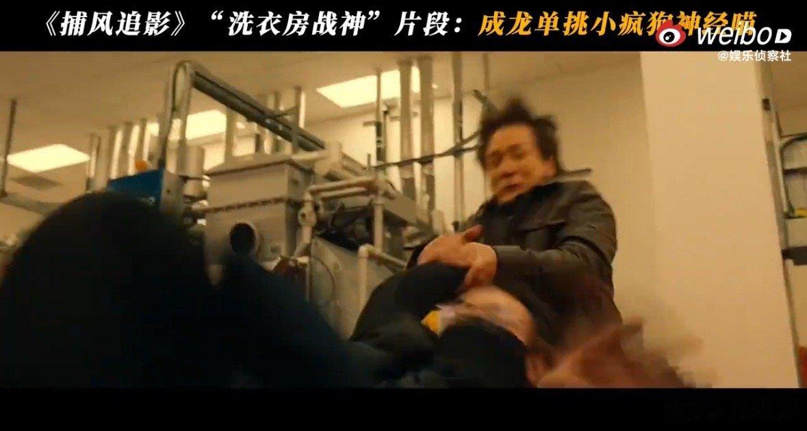 成龙甩此沙像甩面条笑不活了！此沙的熙蒙是来搞笑的吧？身为犯罪首脑，拿小匕首就敢