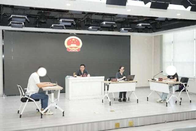 上海，5岁的小诺攒了近30万的压岁钱，父母闹离婚，妈妈把小诺的钱一笔笔转走了，卡