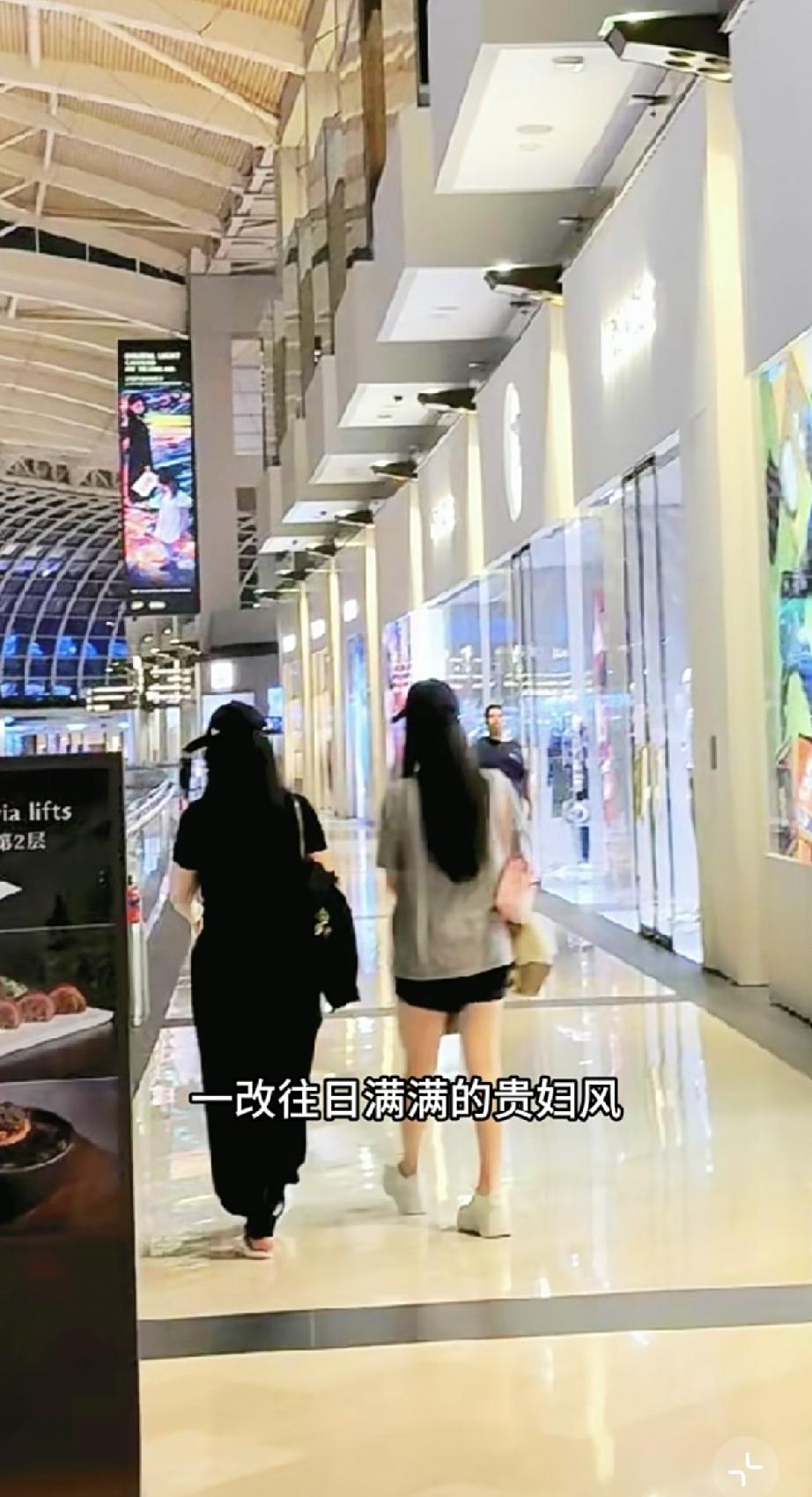 8月27日，网友在新加坡LV闲逛时偶遇了李湘和王诗龄，两位打扮朴素，就像路人一样