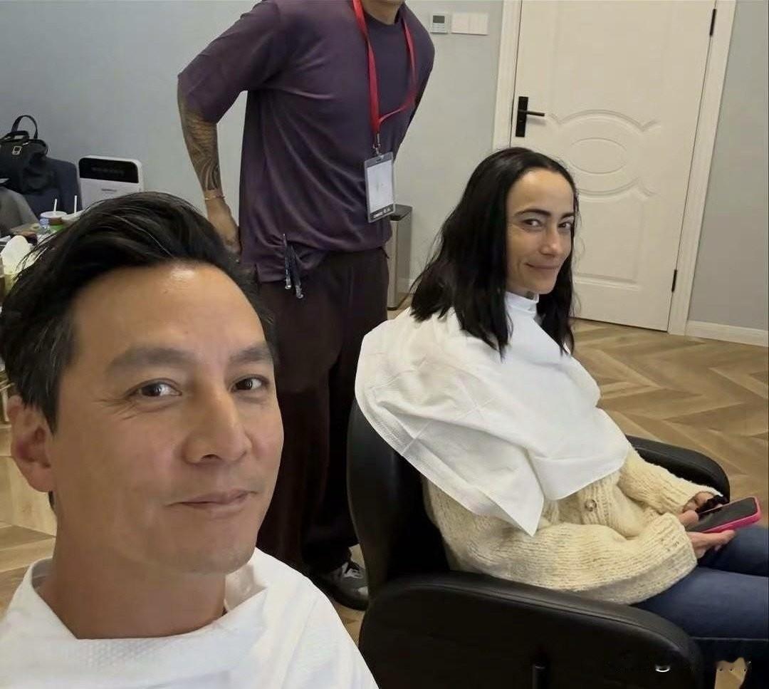 最近吴彦祖晒出和妻子Lisa的合照，让不少人发现他俩是越看越有夫妻相。照片里51