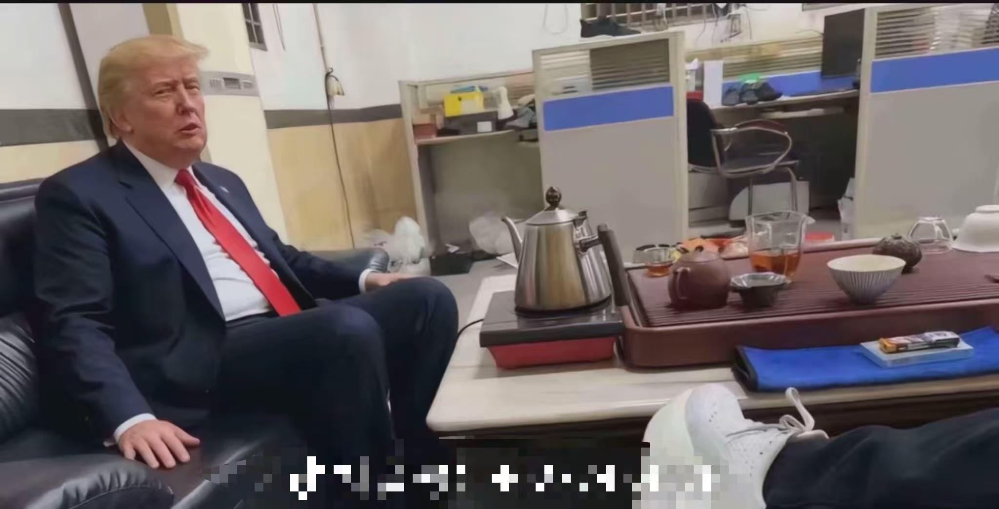 能做出这样的图片的人平日在生活里一定是个有趣的人川普像一位老年销售一看就想笑