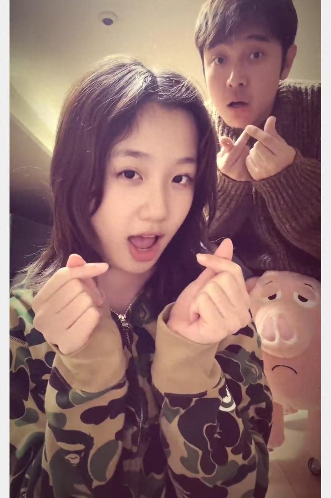 洪欣张丹峰女儿,长得好像爸爸!洪欣张丹峰11岁的女儿张晞彤最近曝光的视频,看着