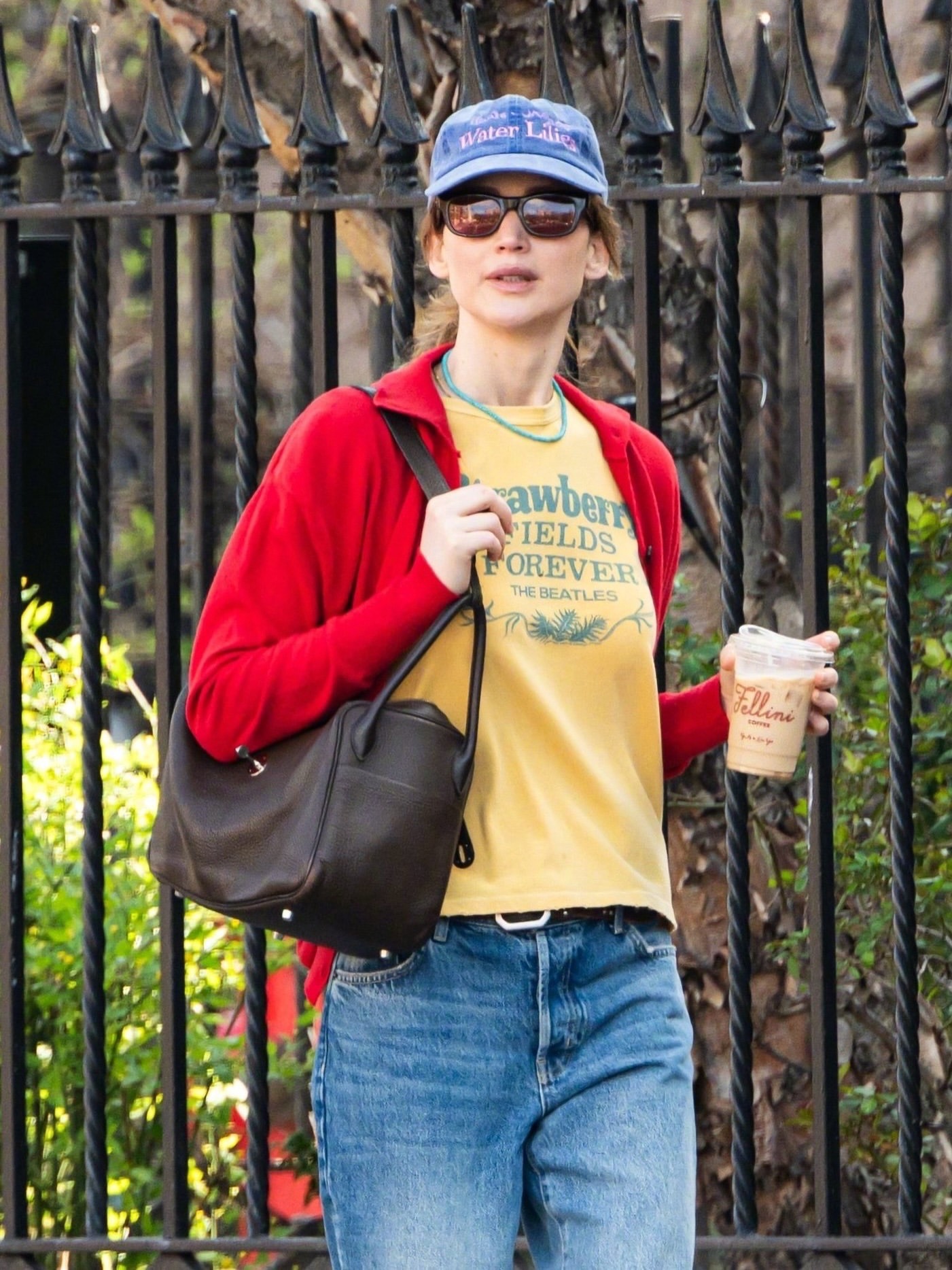 詹妮弗劳伦斯JenniferLawrence今天现身纽约街头被拍，瘦了不少。