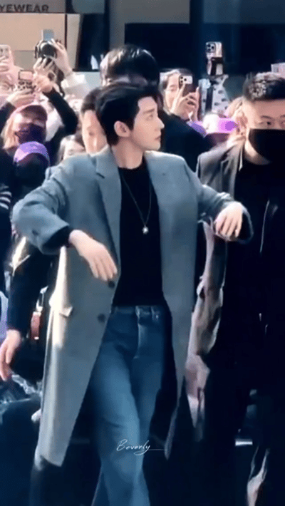 邓为腰上的纹身表面是清冷贵公子，腰侧偷偷藏着纹身，邓为你这反差玩得也太绝了！抬