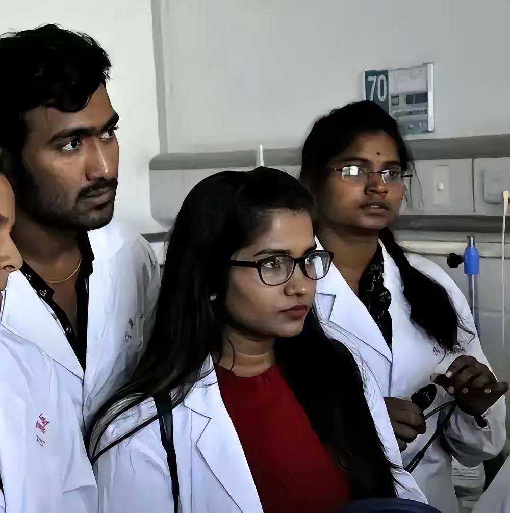 广州出差在花园酒店偶遇三个印度留学生，被问在中国生活要注意啥，我三句话说完他们当