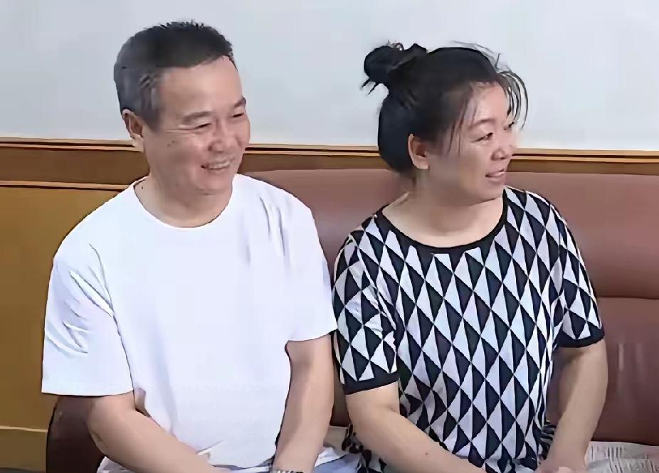 你看照片上孙颖莎的爸妈，两个人坐在一起笑得那么温和，眼神里全是藏不住的踏实和满足