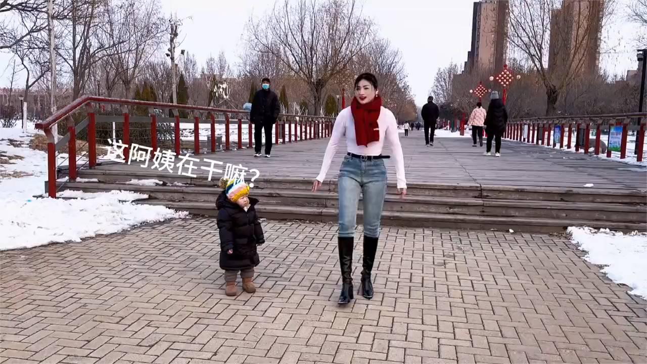 河南美女桥边鬼步舞萌翻全网，小屁孩表情笑出腹肌