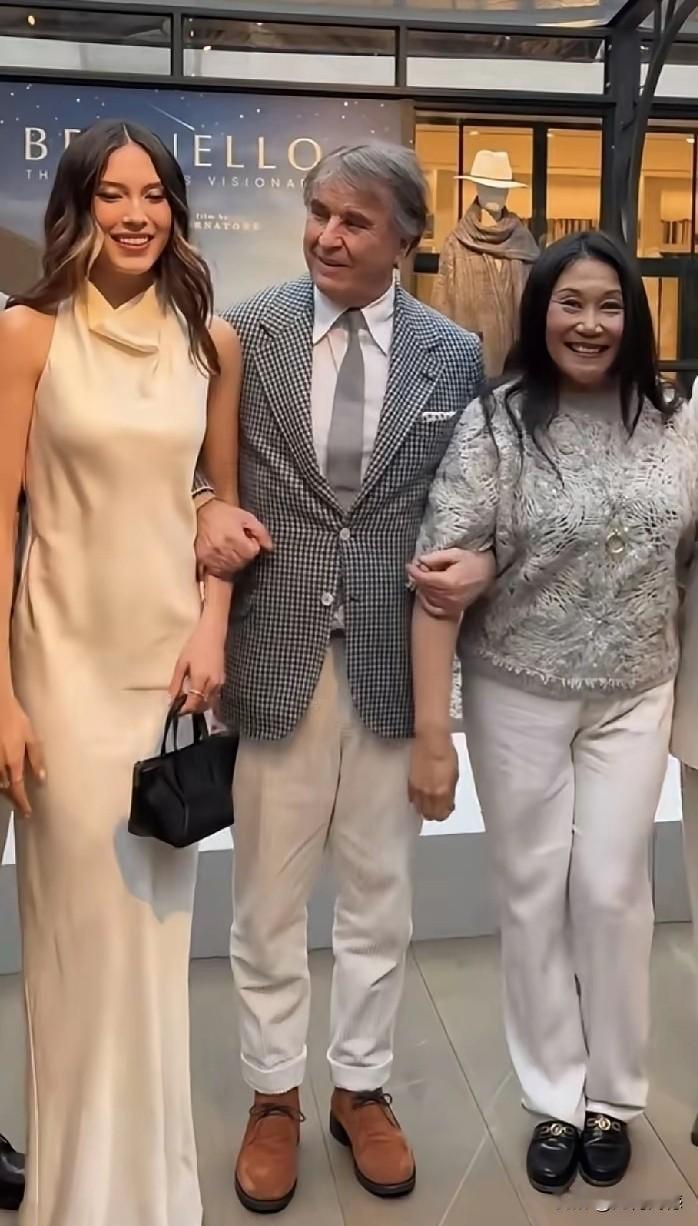 谷爱凌和母亲，被这个老头一手拉着一个，显得特别的亲热，特别的热情，画面中最开心的