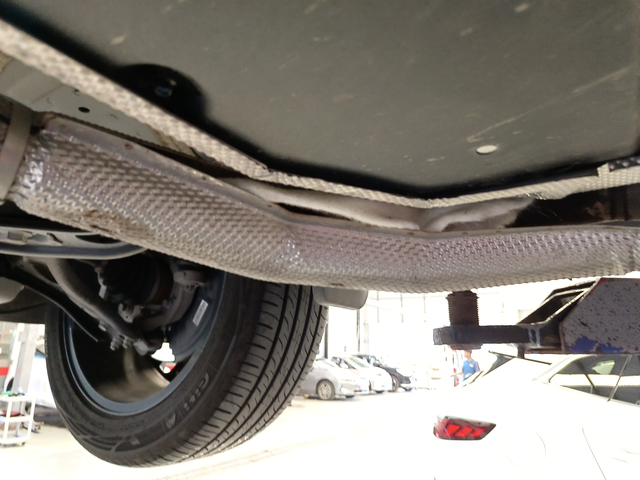 希望各位车主和准车主都注意近日发现汽车排气管底部隔热管脱焊，到就近4儿子店维修