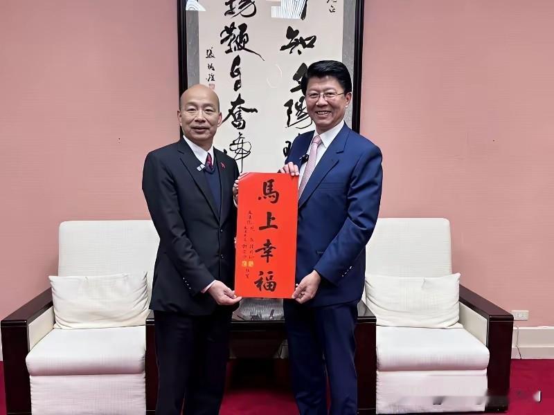 台岛内最近都在忙着送春联、拉人气，国民党的谢龙介也没闲着，和韩国瑜、蒋万安凑一块