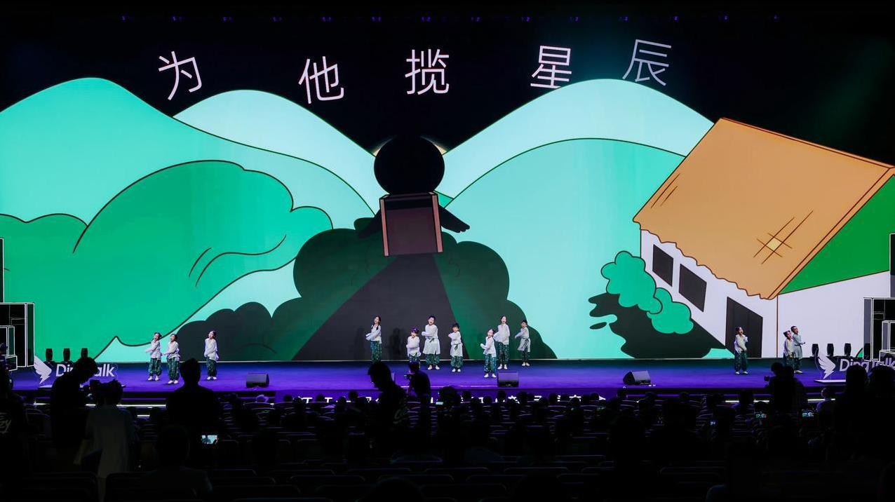 钉钉的十周年：服务企业组织数——600万+付费组织数——19万+AI应用数