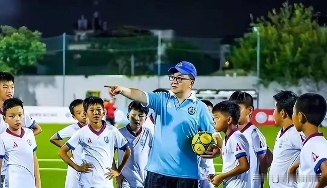 不少人听完都炸锅了！国足不敌海外队伍后，董路的说法引发巨大争议。他不认为