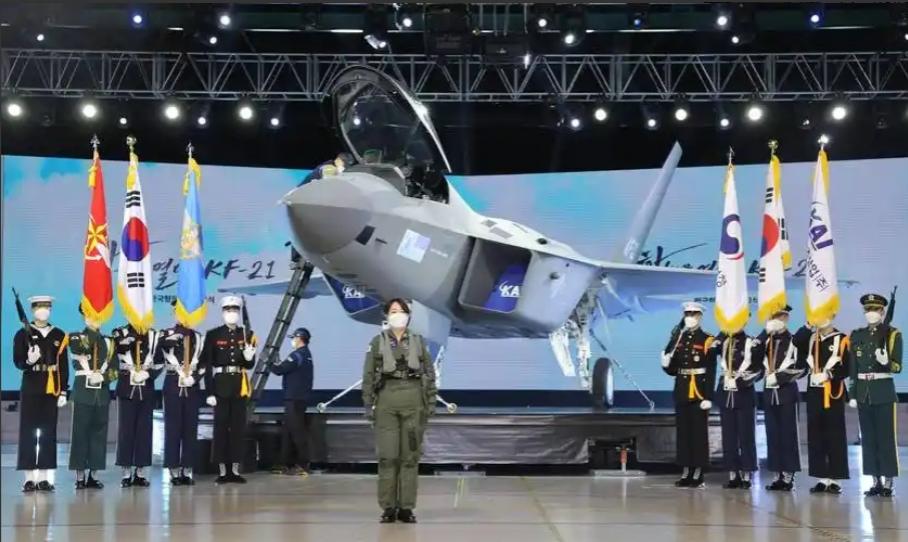 韩国军事专家：歼-20、歼-35战机整体性能偏弱，远不如他们的KF-21！ 